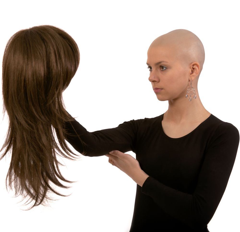 La praticienne en onco coiffure vous accompagne dans le port de votre perruque en cas de chimiothérapie La praticienne en onco coiffure vous accompagne dans le port de votre perruque en cas de chimiothérapie